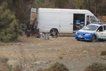La Policía Local pilla in fraganti a dos hombres cuando desguazaban chatarra industrial en el Barranco Real/TA.